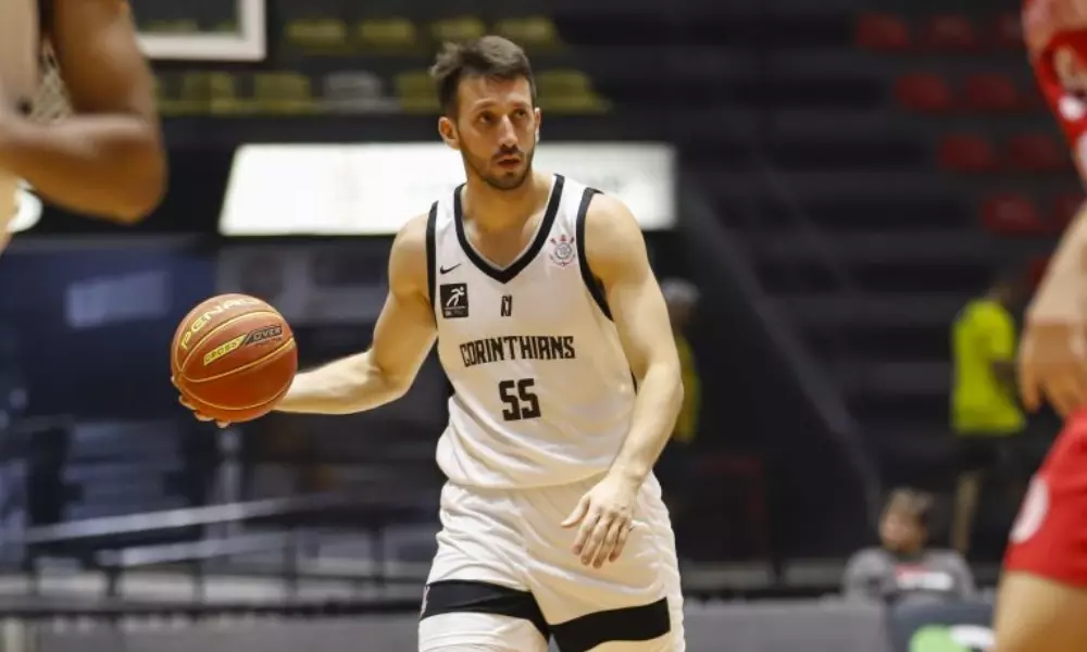 Elinho, do Corinthians, no jogo contra pinheiros no NBB