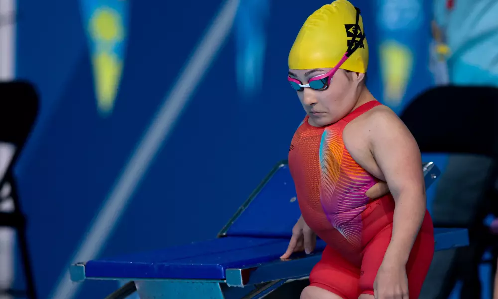 Esthefany Rodrigues à beira da picina dos Jogos Parapan-Americanos de Santiago-2023