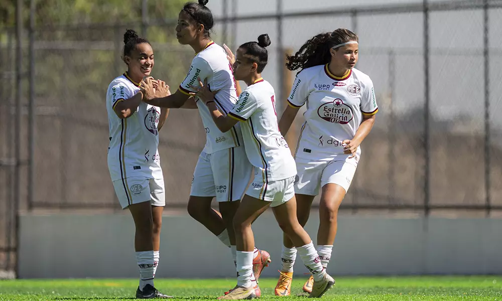 Na imagem, jogadoras da Ferroviária comemorando um dos nove gols.