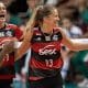 Na imagem, jogadoras do Flamengo comemorando a vitória
