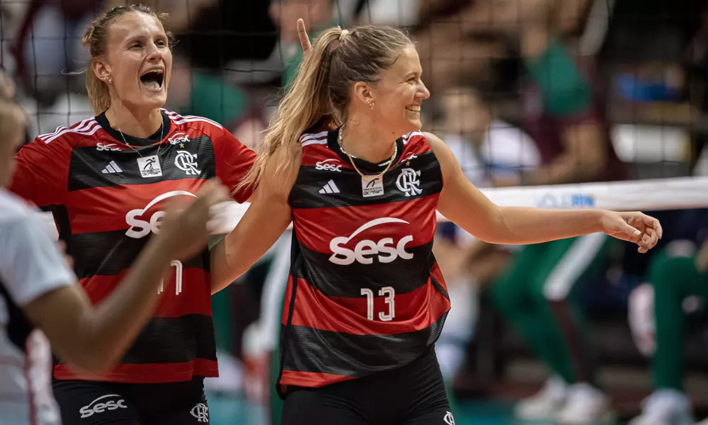 Na imagem, jogadoras do Flamengo comemorando a vitória