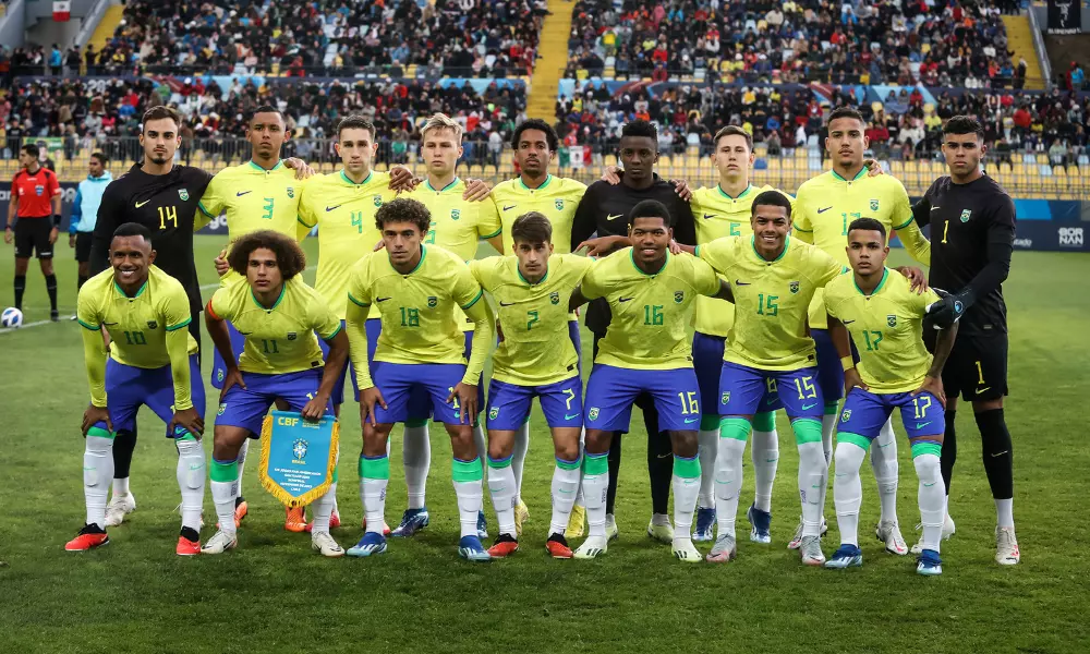 Jogadores do Brasil posam para foto na final do futebol masculino dos Jogos Pan-Americanos de Santiago-2023