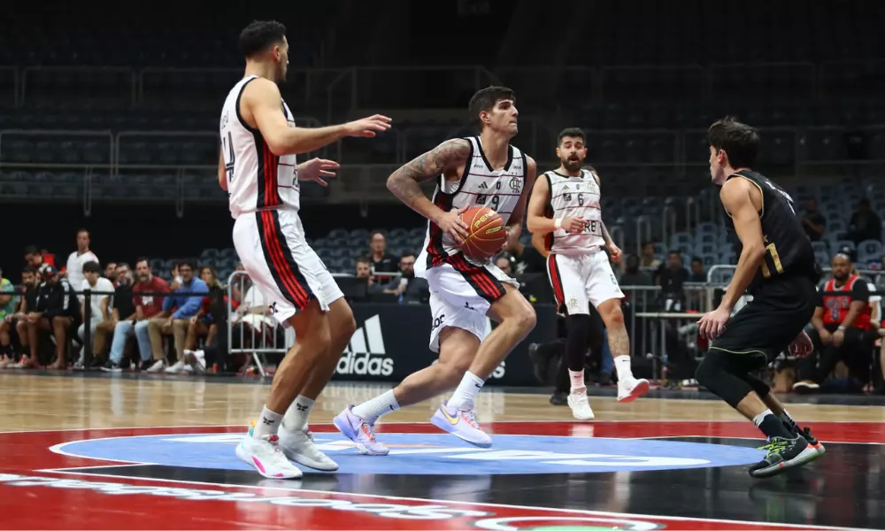 Gabriel Jaú parte para cesta em partida Flamengo x Botafogo pelo NBB