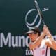 Na imagem, Gabriela Cé no fim do movimento de rebater com backhand.
