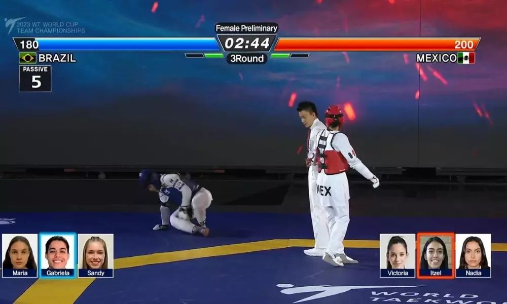 Gabriela Mello no chão, após lesão na Copa do Mundo por equipes do taekwondo