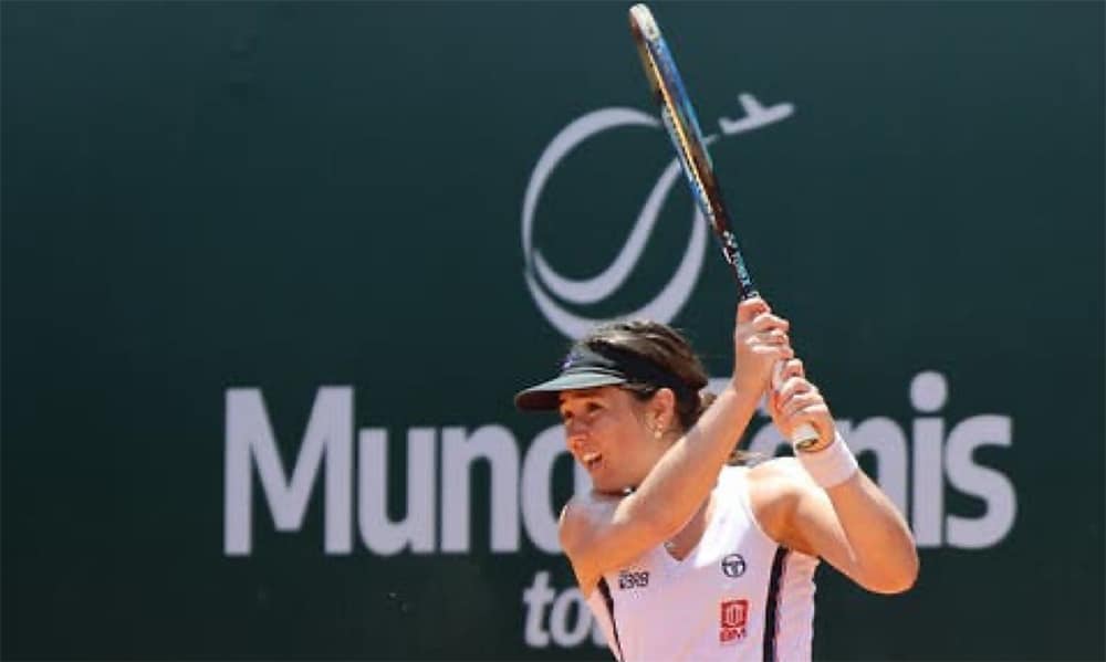 Na imagem, Gabriela Cé no fim do movimento de rebater com backhand.