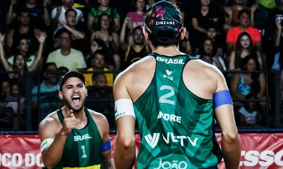 Na imagem, George e André comemorando vitória e vaga.