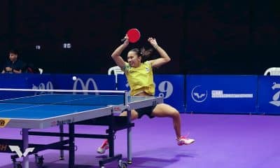 Na imagem, Giulia Takahashi no esforço para rebater a bolinha com sua raquete. Leonardo Iizuka WTT Feeder de tênis de mesa