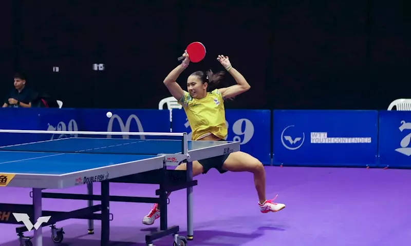 Na imagem, Giulia Takahashi no esforço para rebater a bolinha com sua raquete. Leonardo Iizuka WTT Feeder de tênis de mesa