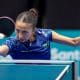 Na imagem, Giulia Takahashi golpeando a bolinha com sua raquete.
