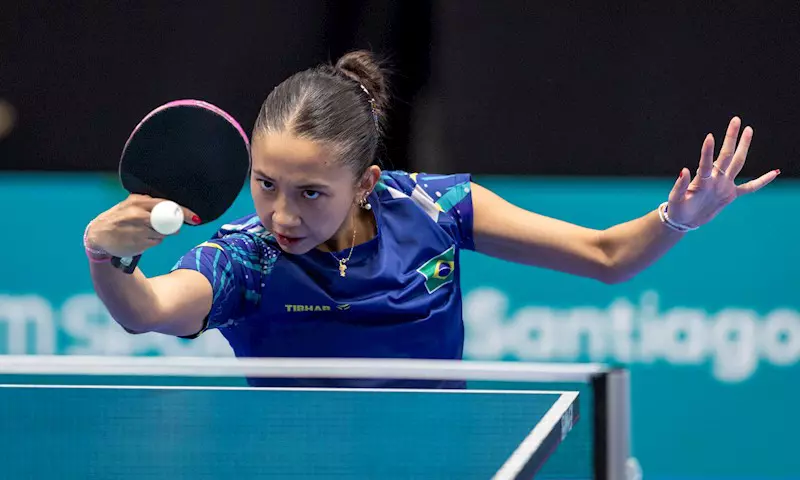 Na imagem, Giulia Takahashi golpeando a bolinha com sua raquete.