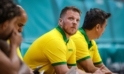 Gustavo de Conti olha para o alto, no banco de reservas, durante os Jogos Pan-Americanos de Santiago-2023; ele comandará a seleção brasileira de basquete masculino no Pré-Olímpico rumo a Paris-2024