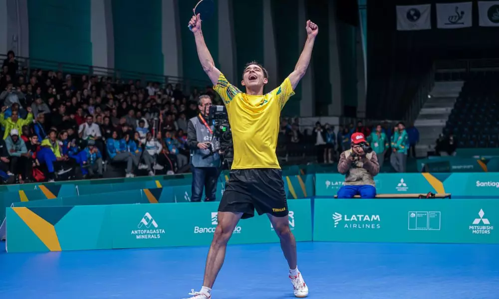Hugo Calderano comemora a vitória na final do tênis de mesa nos Jogos Pan-Americanos de Santiago-2023
