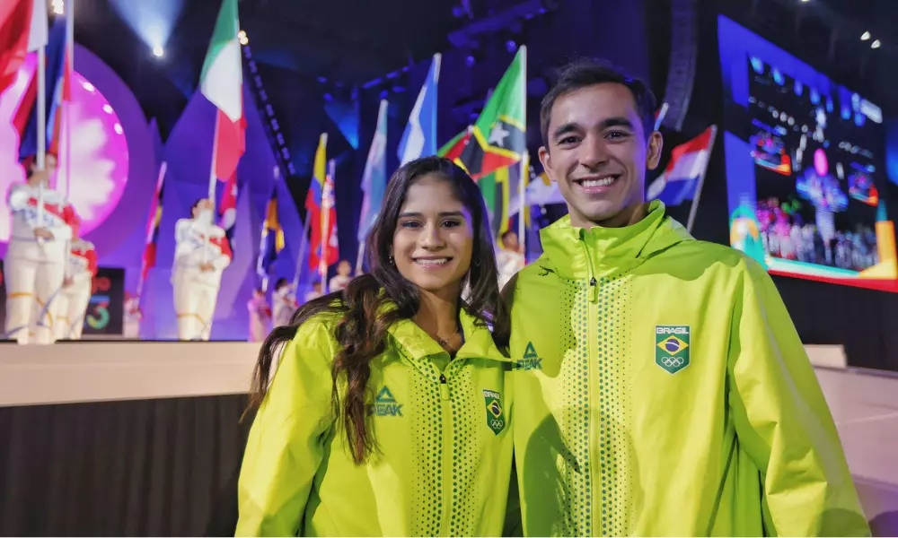 Hugo Calderano e Nicole Pirciu na cerimônia de encerramento dos Jogos Pan-Americanos de Santiago-2023