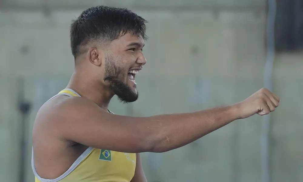 Na imagem, Igor Queiroz comemorando após luta.