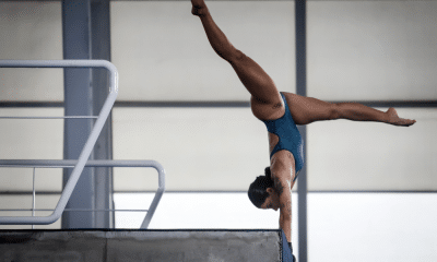 Ingrid de Oliveira de ponta-cabeça se preparando para salto em plataforma