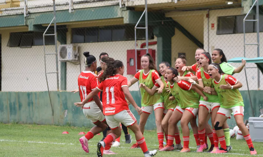 Jogadoras do Internacional do futebol feminino sub-17 comemoram mais uma vitória no Brasileiro da categoria