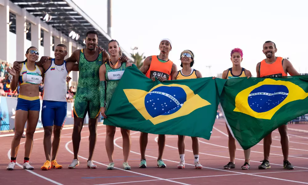 Jerusa Geber e Thalita Simplício com a bandeira do Brasil no Parapan de Santiago-2023 atletismo