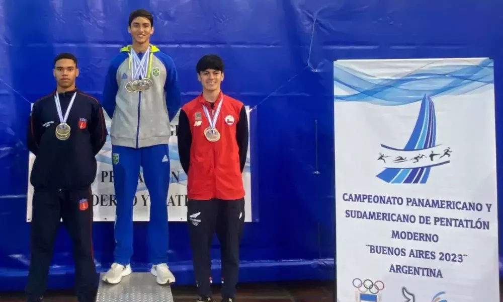 João Victor Acioly e Nicholas Medeiros no pódio do Pan-Americano Júnior de pentatlo moderno