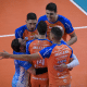 Jogadores do Farma Conde São José se abraçam em partida da SuperCopa masculina de vôlei