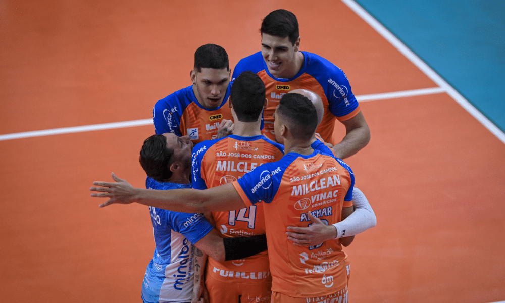 Jogadores do Farma Conde São José se abraçam em partida da SuperCopa masculina de vôlei