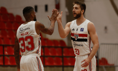Jogadores do São Paulo se cumprimentam em partida do NBB