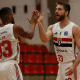Jogadores do São Paulo se cumprimentam em partida do NBB