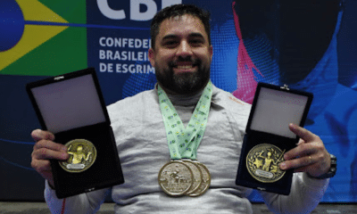 Jovane Guissone com medalhas do Campeonato Brasileiro de esgrima em cadeira de rodas