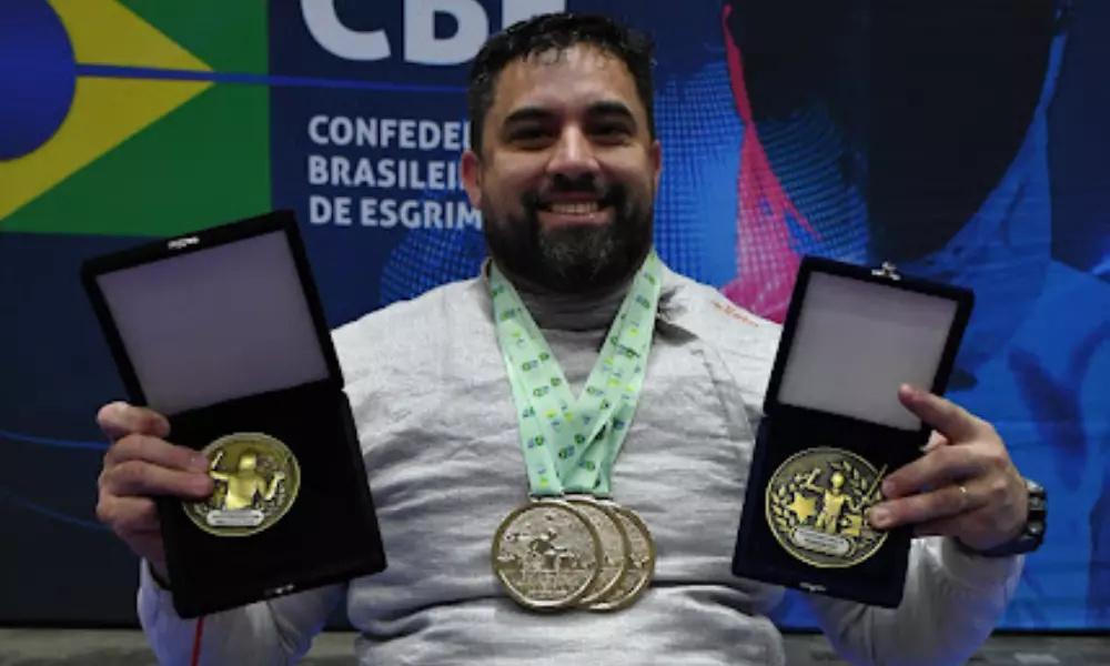 Jovane Guissone com medalhas do Campeonato Brasileiro de esgrima em cadeira de rodas