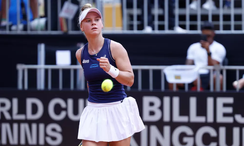 Laura Pigossi vibra com ponto conquistado para o Brasil contra a Coreia do Sul na Billie Jean King Cup, de tênis