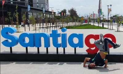 Na imagem, Leony faz uma manobra do breaking diante da escultura na Vila Pan-Americana.