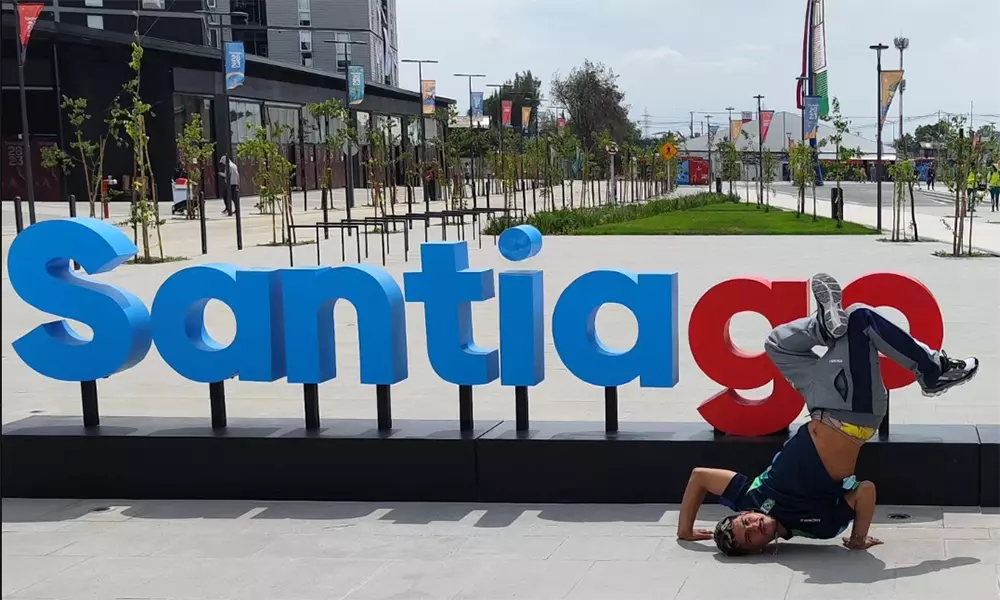 Na imagem, Leony faz uma manobra do breaking diante da escultura na Vila Pan-Americana.