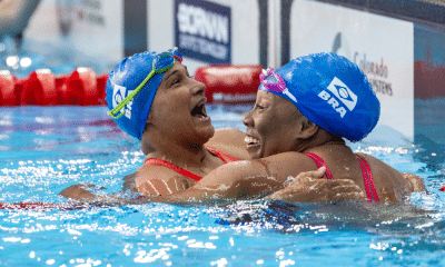 Lídia Cruz e Patrícia Pereira se abraçam na piscina do Parapan de Santiago-2023