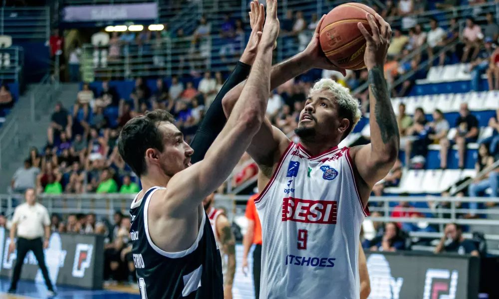 Lucas Dias busca cesta em partida Sesi Franca Basquete x Corinthians pelo NBB