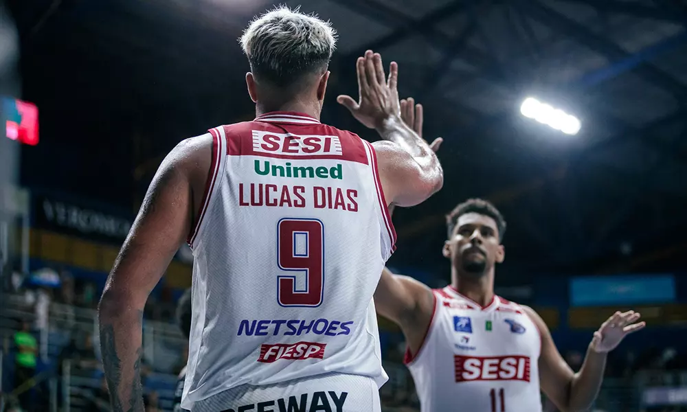 Na imagem, Lucas Dias, de costas, comemorando com o companheiro de Franca.