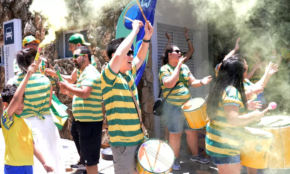 Torcedores da torcida Movimento Verde Amarelo durante embarque dos atletas para os Jogos Parapan-Americanos de Santiago-2023