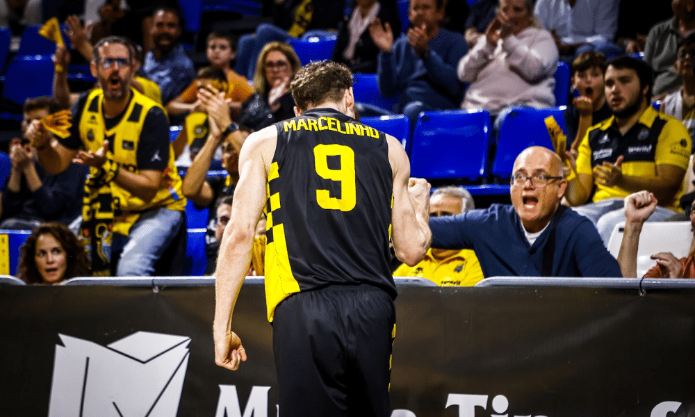 Marcelinho Huertas vibra em partida do Lenovo Tenerife pela Champions League de Basquete