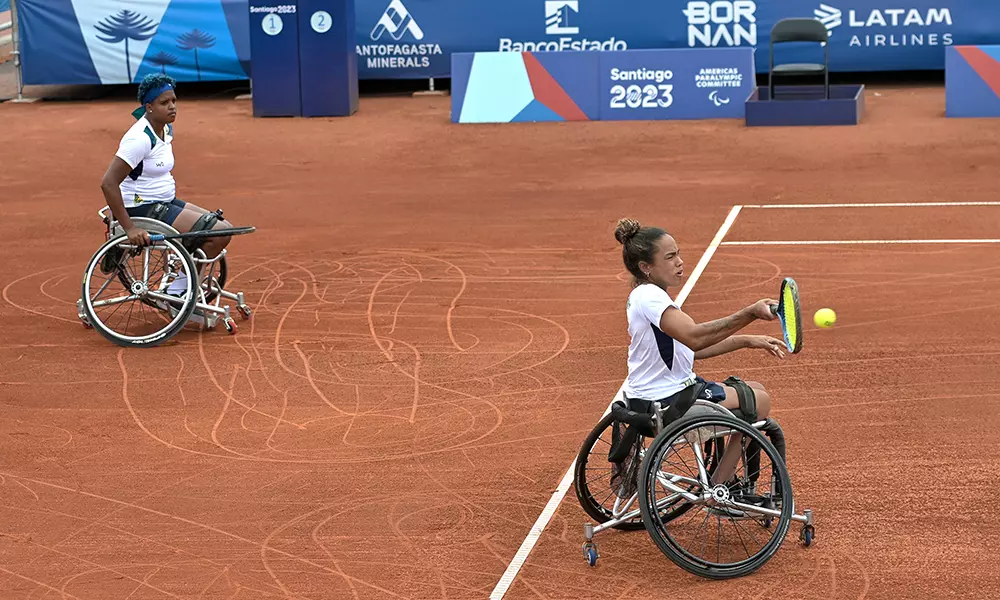 Na imagem, a dupla Maria Fernanda Alves e Meirycoll Duval durante o ponto.