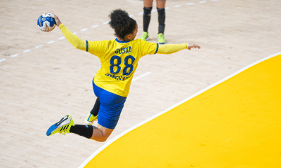 Mariana Costa foi a artilheira do Brasil no duelo contra a Ucrânia na estreia do Mundial de handebol feminino