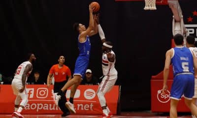 Na imagem, jogador do Minas partindo para a cesta em cima do jogador do São Paulo.