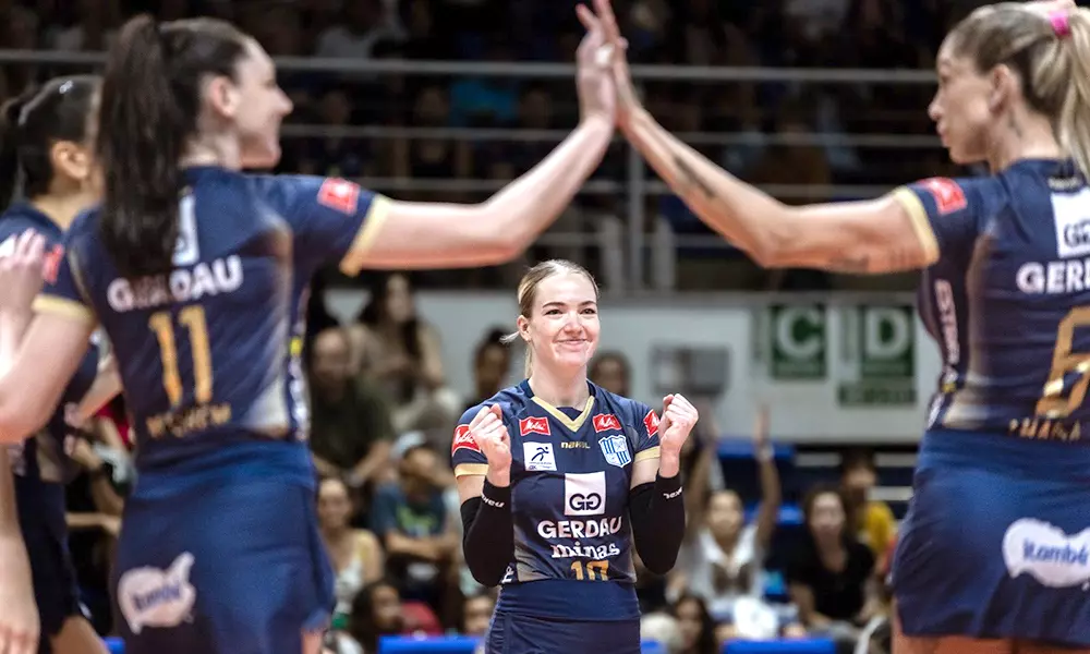 Na imagem, jogadoras do Minas comemorando a vitória.