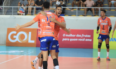 Monte Carmelo durante partida contra o Araguari na Superliga de vôlei masculino