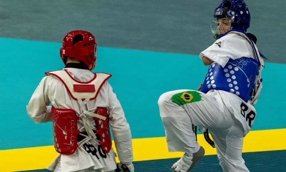 Nathan Torquato, do Brasil, tenta chutar adversário em luta dos Jogos Parapan-Americanos de Santiago