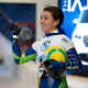 Nicole Silveira está com o capacete na mão, sorri e acena durante Copa do Mundo de skeleton