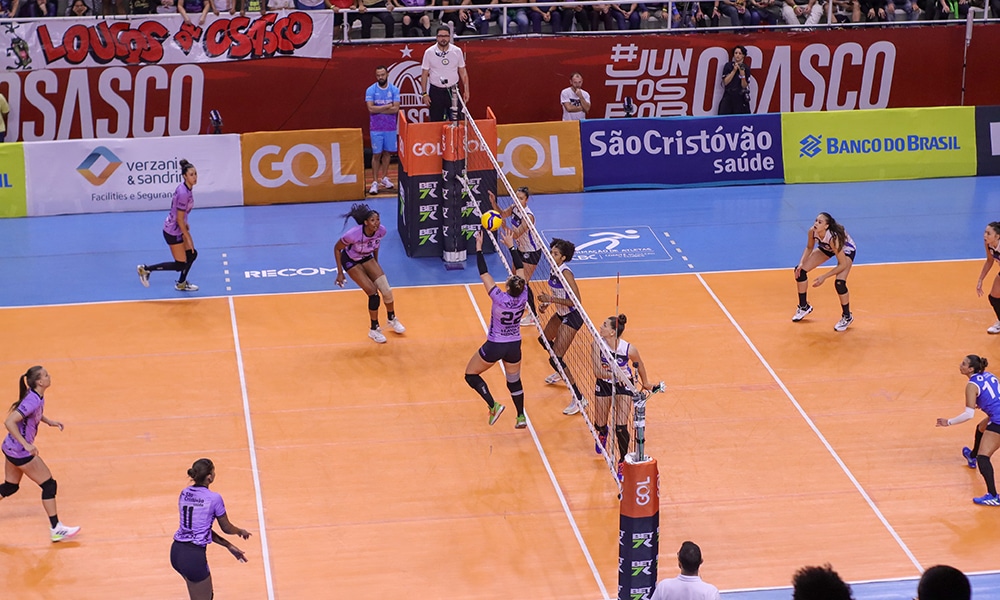 Na imagem, levantadora Giovana, de Osasco, armando jogada.