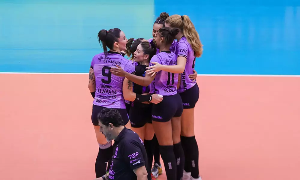 Na imagem, jogadoras do time de Osasco se abraçando após vitória sobre o Fluminense na Superliga Feminina Praia CLube