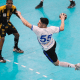 Jogador do Pinheiros faz arremesso em jogo da Liga Nacional de handebol masculino