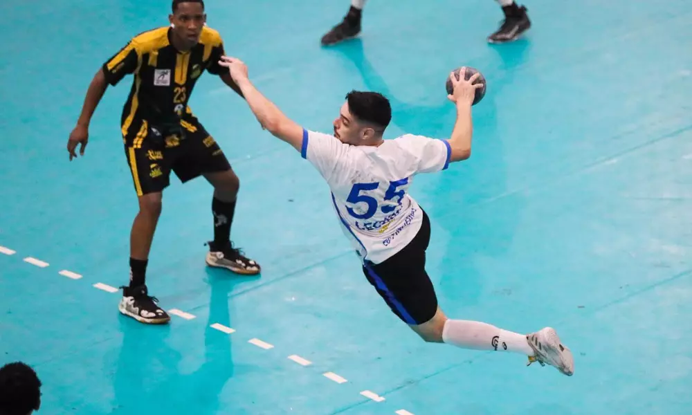 Jogador do Pinheiros faz arremesso em jogo da Liga Nacional de handebol masculino