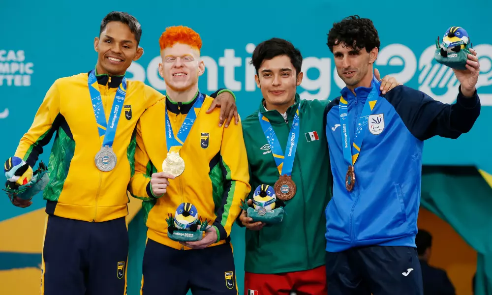 Thiego Marques no centro do pódio do Parapan de Santiago. Ao seu lado direito, Elielton Lira que levou a prata no judô. No outro lado, judocas de México e Uruguai que levaram o bronze