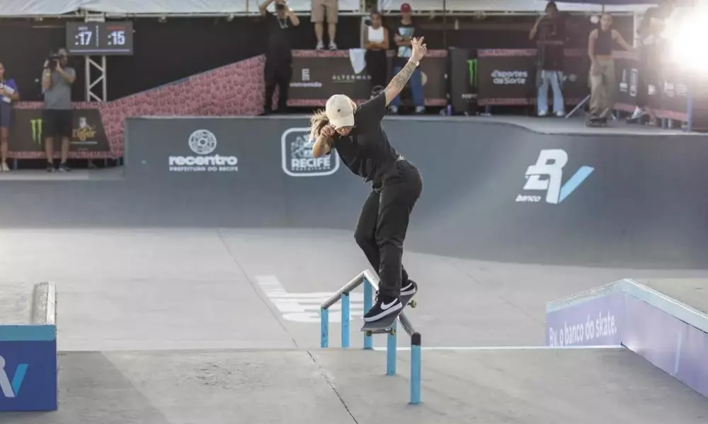 Pâmela Rosa em ação no STU National Recife no skate street; Lucas Rabelo